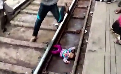 Un bébé tombe dans une voie ferrée en Inde