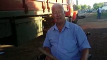 Cadeirante, homem de 70 anos promove reparos em bueiro quebrado