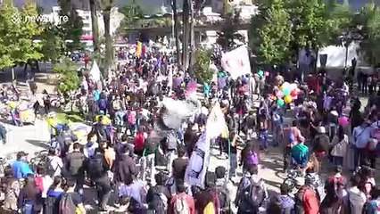 Descargar video: Clashes erupt between Bogota police and student protesters in final education protest of the year