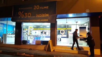 Taşlarla Camı Kırıp Hırsızlık Yaptılar