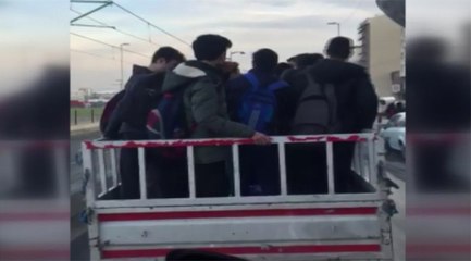 Öğrencilerin Kamyonet Kasasında Tehlikeli Yolculuğu