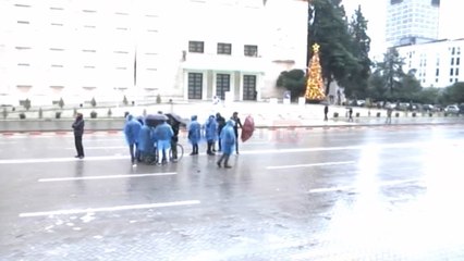 Report TV - Me çadra dhe mushama, këta janë studentët që kanë kaluar natën përpara Kryeministrisë