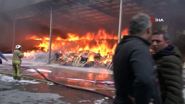 Arnavutköy'de Sünger Fabrikasında Yangın Çıktı, İşçiler Kumaşları Tahliye Etti