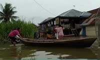 Jasa Ojek Perahu di Tengah Bencana Banjir