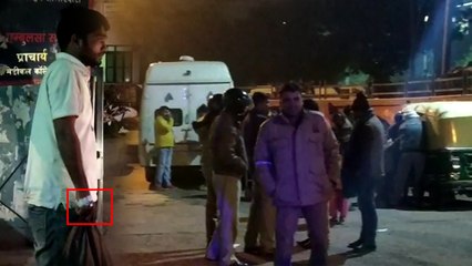 आगरा: मेडिकल कॉलेज में डॉक्टर की दबंगई, घायल मरीज को बिना इलाज के भगाया, वीडियो