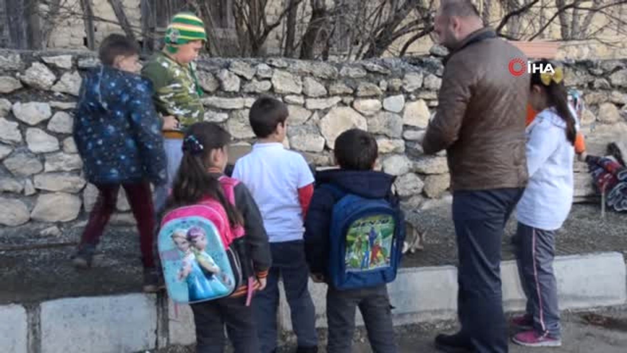 Sokaktaki Kediler Üşümesin Diye Lastiklerden Kedi Evi Yaptı