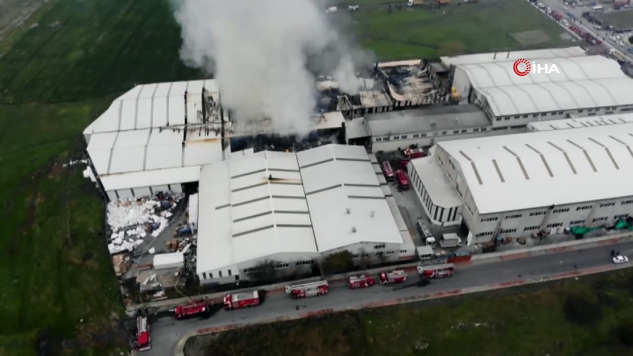 Arnavutköy'de sünger fabrikasındaki yangın havadan görüntülendi