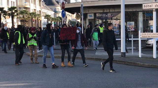 150 lycéens, gilets jaunes et CGT convergent vers la mairie