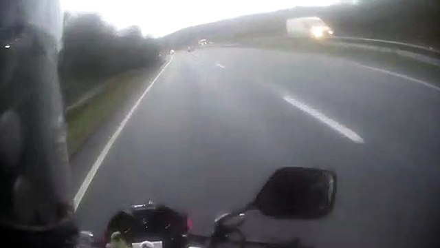 Un motard est frôlé par un chauffard en voiture