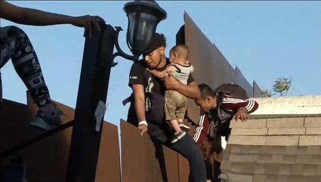 Varios inmigrantes detenidos tras arrojar a su bebé desde lo alto de la valla para cruzar la frontera con EEUU
