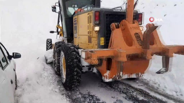 Çığ düşmesi sonucu trafiğe kapanan Van-Bahçesaray yolu tek şeritten ulaşıma açıldı