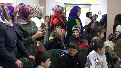 Ev kadınlarının düzenlediği yerel kıyafet defilesine yoğun ilgi