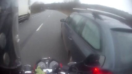 Un motard se fait frôler par un chauffard en voiture