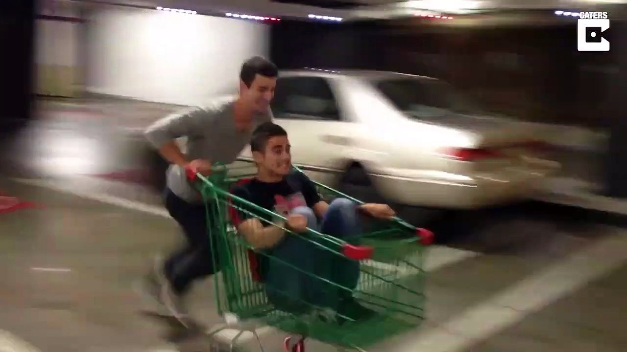 Il balance son pote contre un mur dans un caddie... douloureux