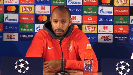 Sandalyesini Düzeltmeden Basın Toplantısından Çıkan Oyuncusuna Efsane Bir Bakış Atan Thierry Henry