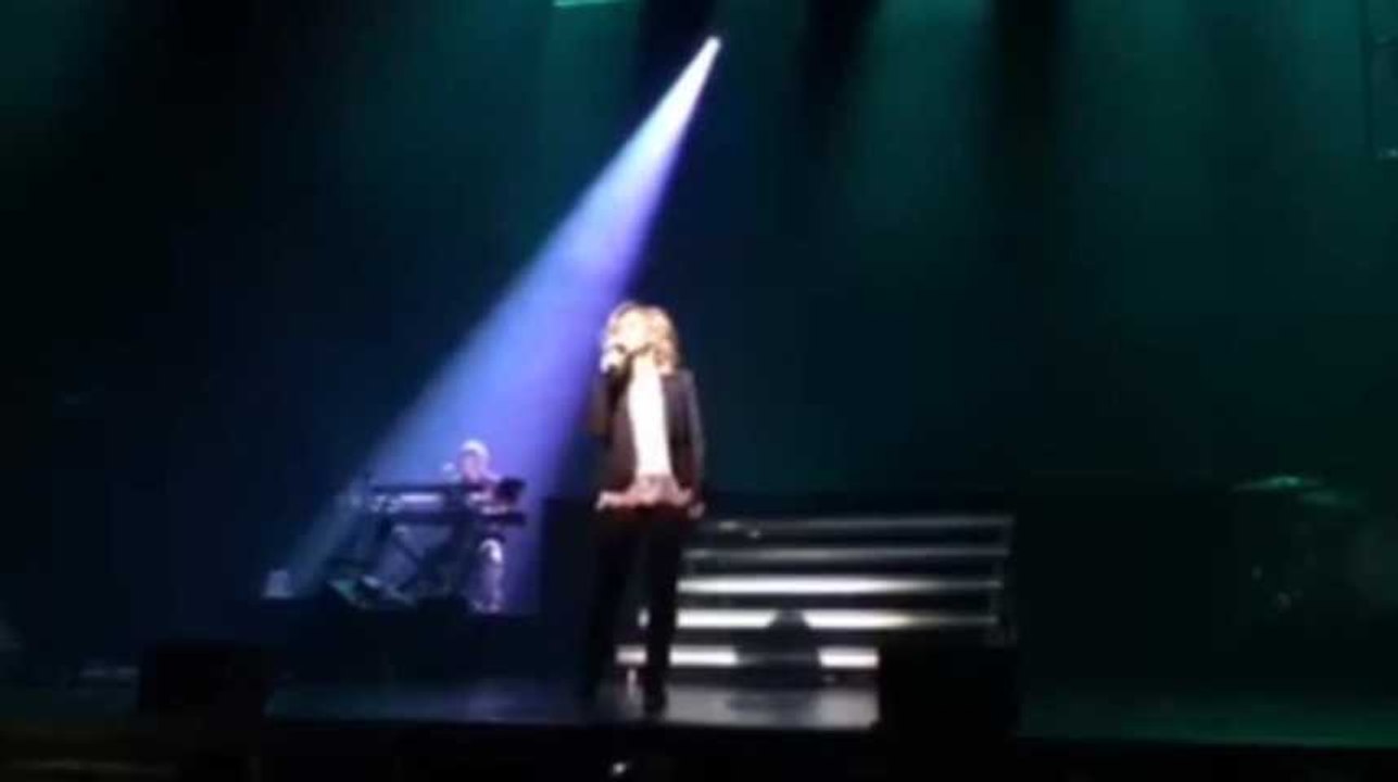 Attentats Bruxelles : l’hommage de Lara Fabian, en larmes, lors d’un concert