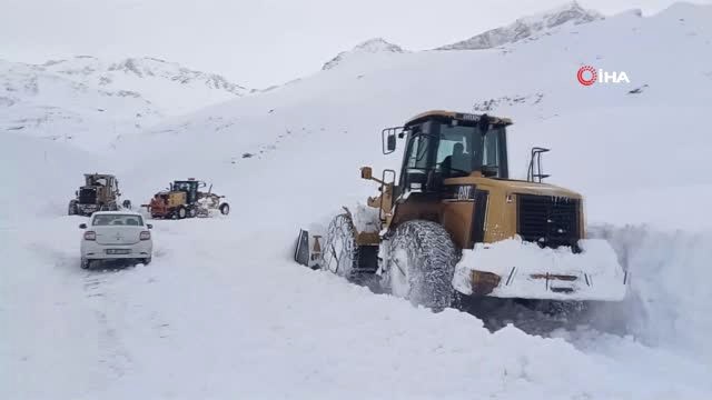 Çığ Düşmesi Sonucu Trafiğe Kapanan Van-Bahçesaray Yolu Tek Şeritten Ulaşıma Açıldı