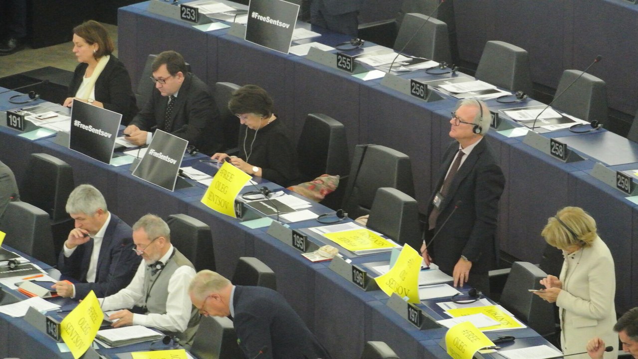 Minuto de silencio en el pleno del Parlamento Europeo por las víctimas del atentado de estrasburgo.