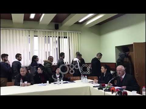 Ora News - Po bën monolog si Rama , dështon takimi i studentëve të Korçës me Rektorin