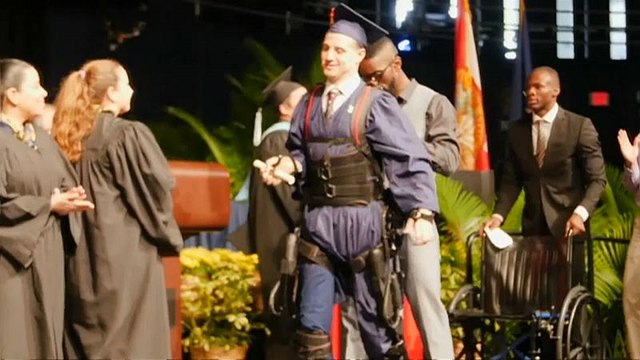 Debout pour recevoir son diplôme universitaire
