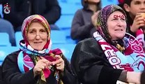Trabzonspor, Konyaspor maçında tribünde örgü ören kız kardeşleri ağırladı