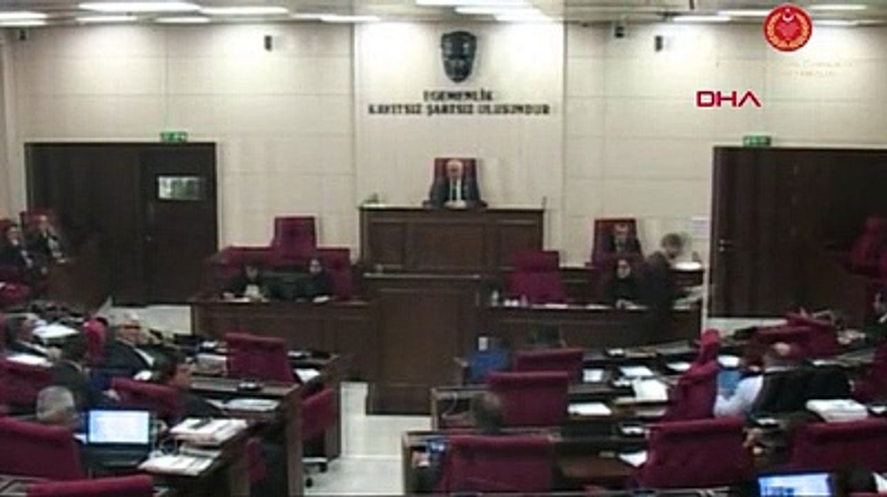 Kürsüye çıkan vekile, diğer vekil 'öpücük' attı; vekil gülmekten konuşamadı