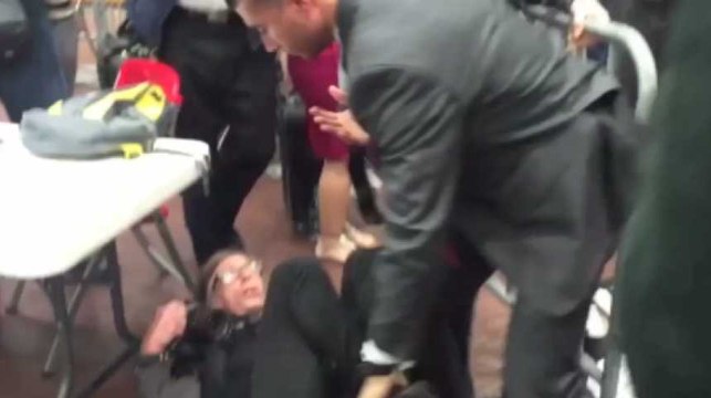 Un photographe américain plaqué au sol lors d'un meeting de Trump