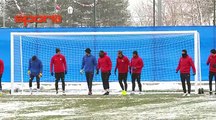 Erzurumspor'un karla kaplı sahada Fenerbahçe maçı hazırlığı