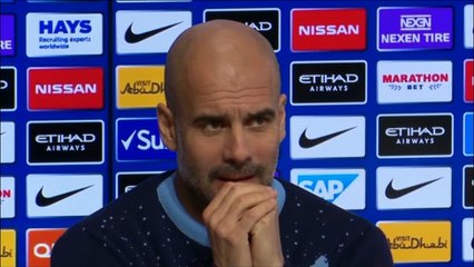 لقطة: كرة قدم: بيب يحضر المؤتمر الصحفي بسترة ميلادية