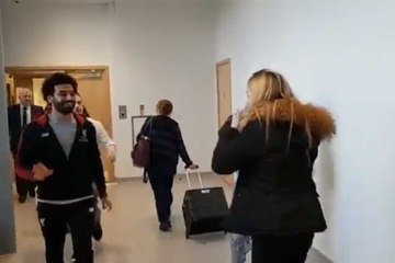 كاد قلبها ينخلع..شاهد كيف تصرفت فتاة شابة عند رؤيتها محمد صلاح!