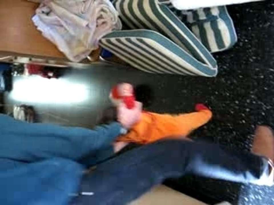 Lucas joue au foot avec tonton