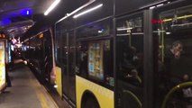 Sefaköy'de Metrobüs Arızası; Uzun Araç Kuyrukları Oluştu