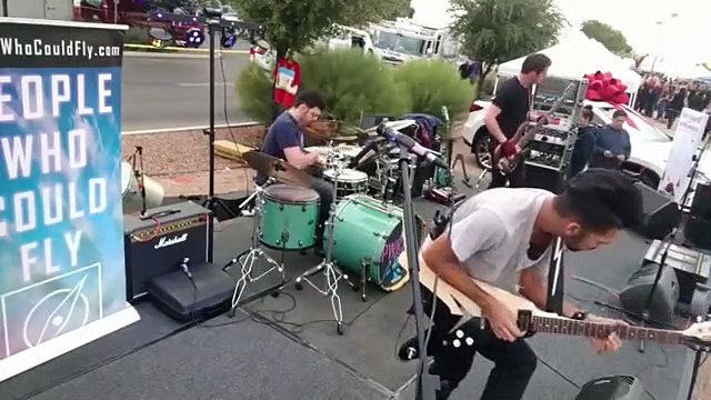 Un chanteur attrape le ballon d'une petite fille durant un live !