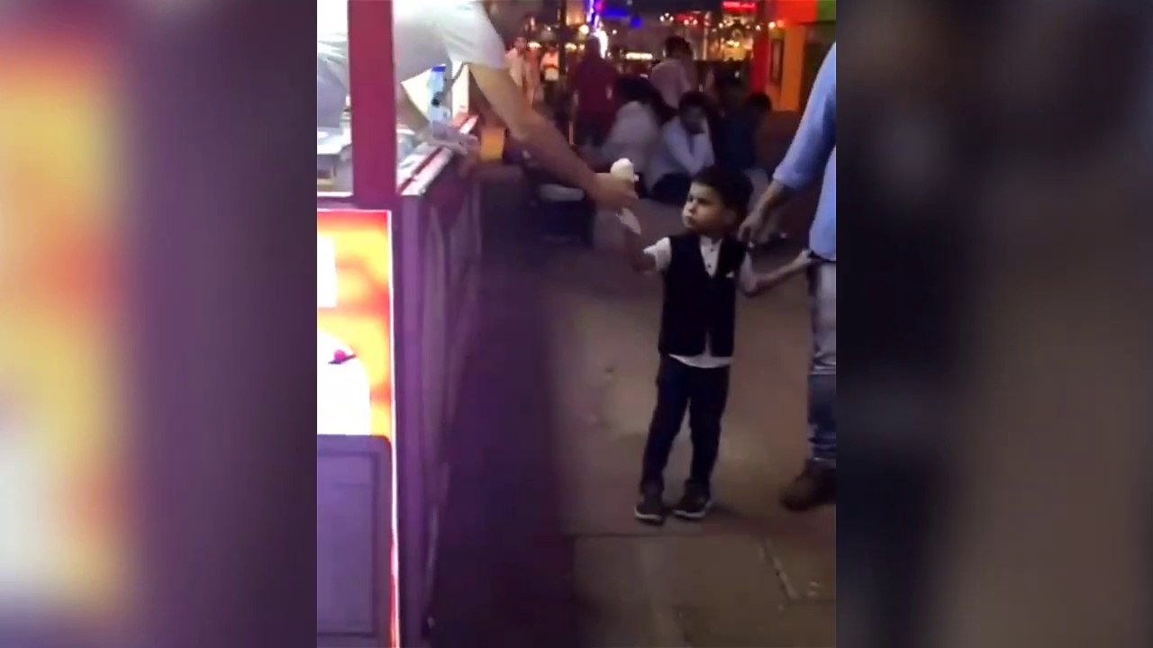 Ce gamin n'aime pas l'humour du marchand de glace !