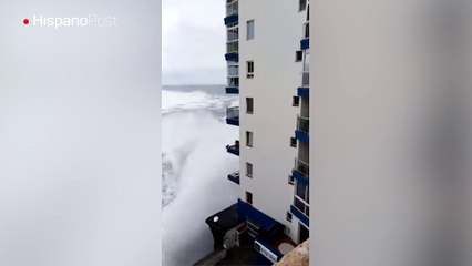 Una enorme ola arrancó los balcones de un edificio en Tenerife
