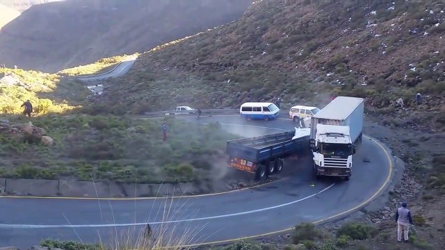 Un camion sans frein en pleine descente détruit tout sur son passage
