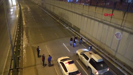 Düzce D-100'de Patlayan Su, Şelale Gibi Yola Aktı Yol Kapandı