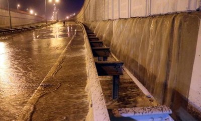 D-100'de su borusu patladı yollar şelaleye döndü