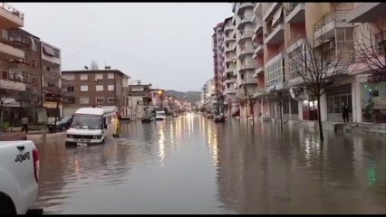 Video herunterladen: Report TV - Moti i keq/ Përmbytje në disa rrugë në Vlorë