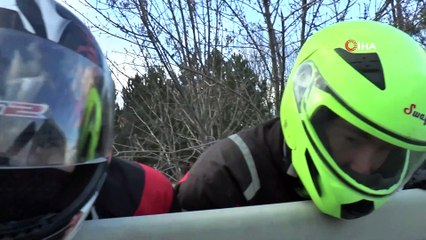 Motorcular bariyer istemiyor...Kafalarını bariyere yaslayarak bariyerlere çözüm istediler