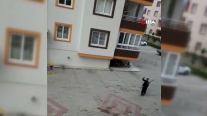 Borcunu alamadığını iddia ederek av tüfeğiyle siteyi bastı...Dehşet anları kamerada