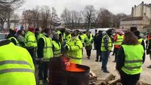 Bar-le-Duc : rassemblement des gilets jaunes devant le hall des Brasseries