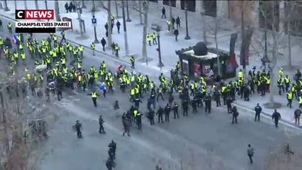 Champs-Élysées : les forces de l'ordre laissent passer les gilets jaunes