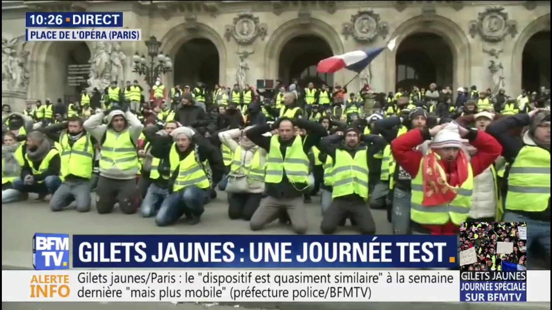 À Paris, les gilets jaunes à genoux mains derrière la tête en soutien aux  lycéens de Mantes-la-Jolie - Vidéo Dailymotion