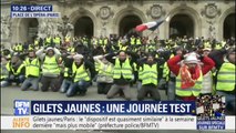 À Paris, les gilets jaunes à genoux mains derrière la tête en soutien aux lycéens de Mantes-la-Jolie