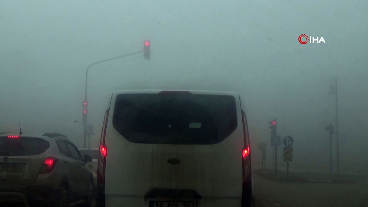 İnegöl'de sis nedeniyle göz gözü görmüyor