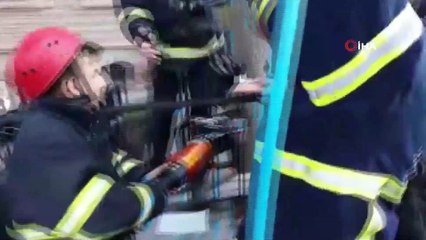 Duvardan atlamak isterken eli demire saplandı