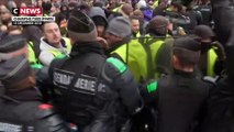 Les gilets jaunes font céder les barrages des forces de l’ordre