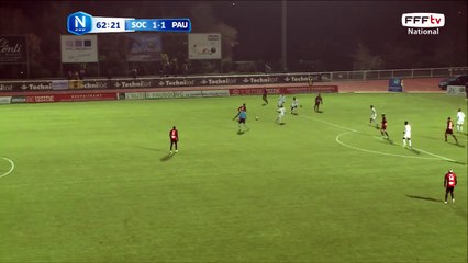 La frappe d'ENZO est détournée en corner par le gardien de Pau.