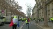 Les gilets jaunes se dispersent dans Paris pour manifester